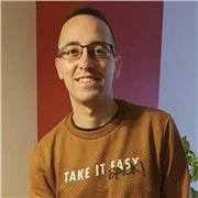 Maestro de Primaria ofrece apoyo escolar y clases de refuerzo a niños/as de Primaria